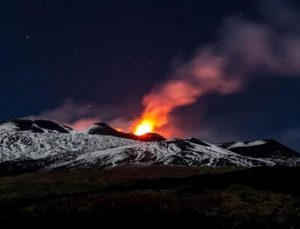 Etna Yanardağı’nda lav akışı! İtalya diken üstünde!